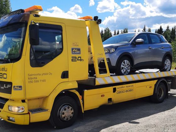 Hinauspalvelu Salmivirran hinausauto kuljettaa henkilöautoa