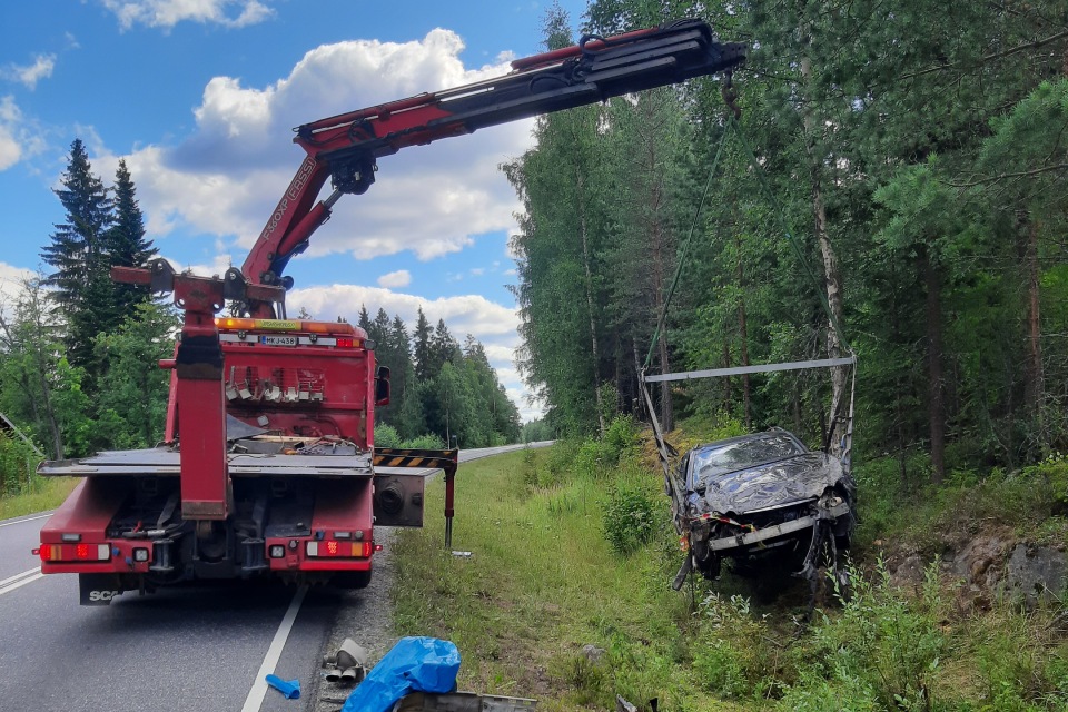 Hinauspalvelu Salmivirran hinausauto nostaa autoa ojasta